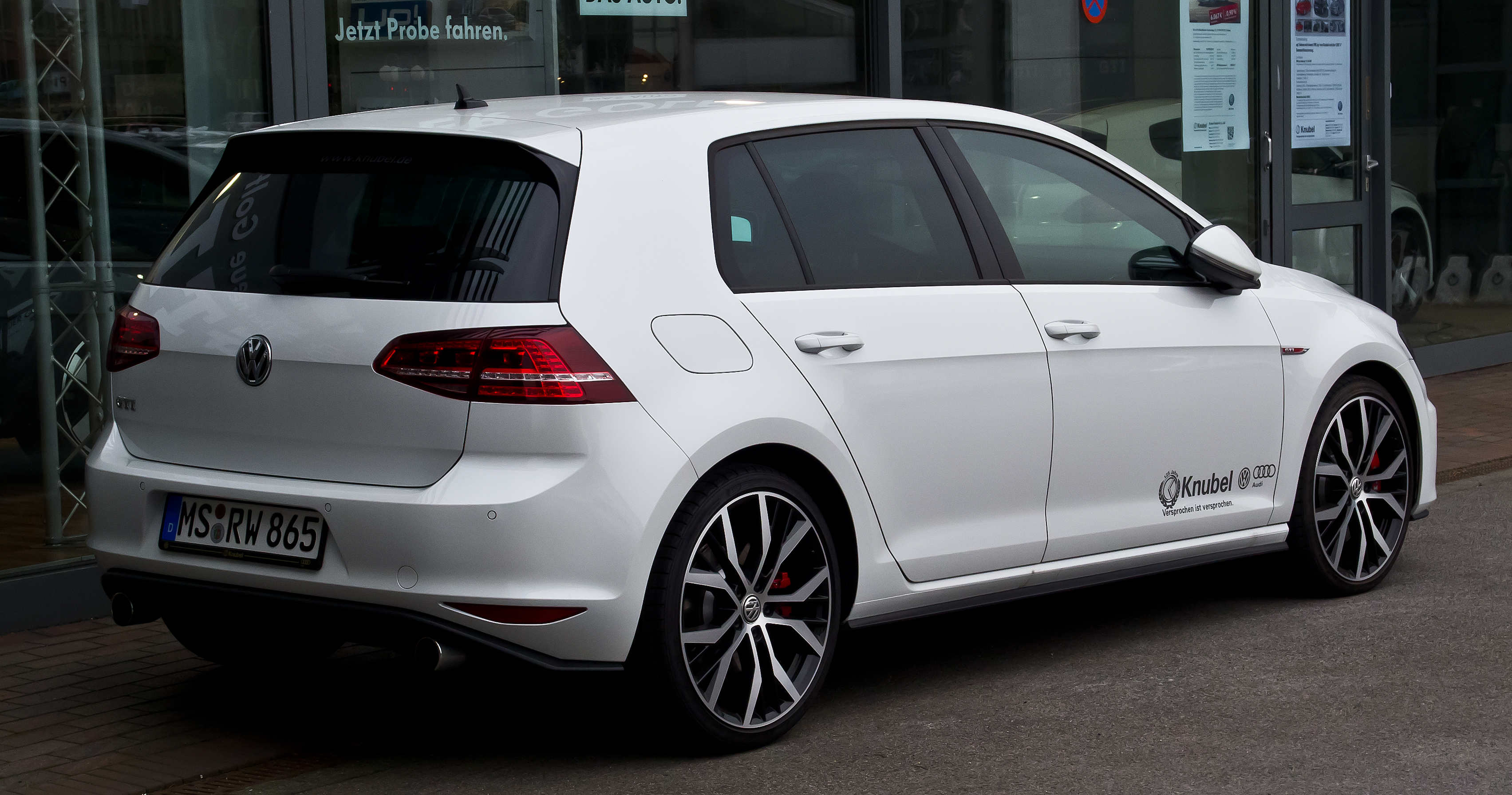 VW_Golf_GTI_(VII)_–_Heckansicht,_22._August_2013,_Münster